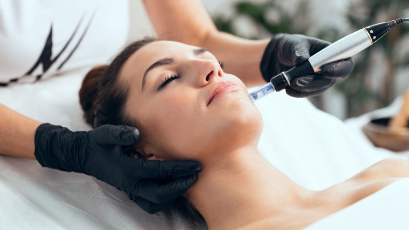 Microneedling ou hydrafacial : quel soin choisir pour sublimer sa peau ?