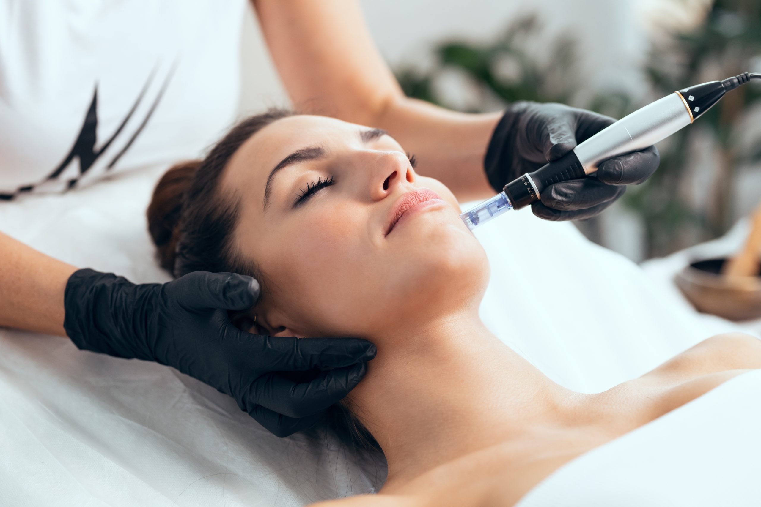 Microneedling ou hydrafacial : quel soin choisir pour sublimer sa peau ?