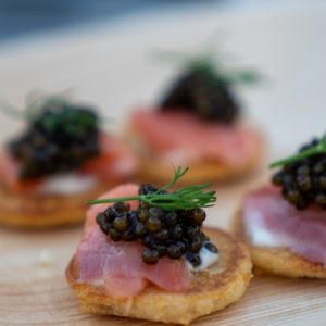 Dégustation de caviar Sturia : guide complet pour apprécier, servir et sublimer un produit d&rsquo;exception