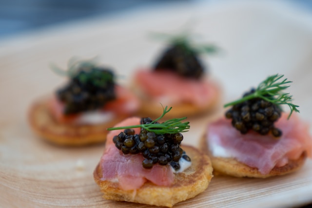 Dégustation de caviar Sturia : guide complet pour apprécier, servir et sublimer un produit d&rsquo;exception