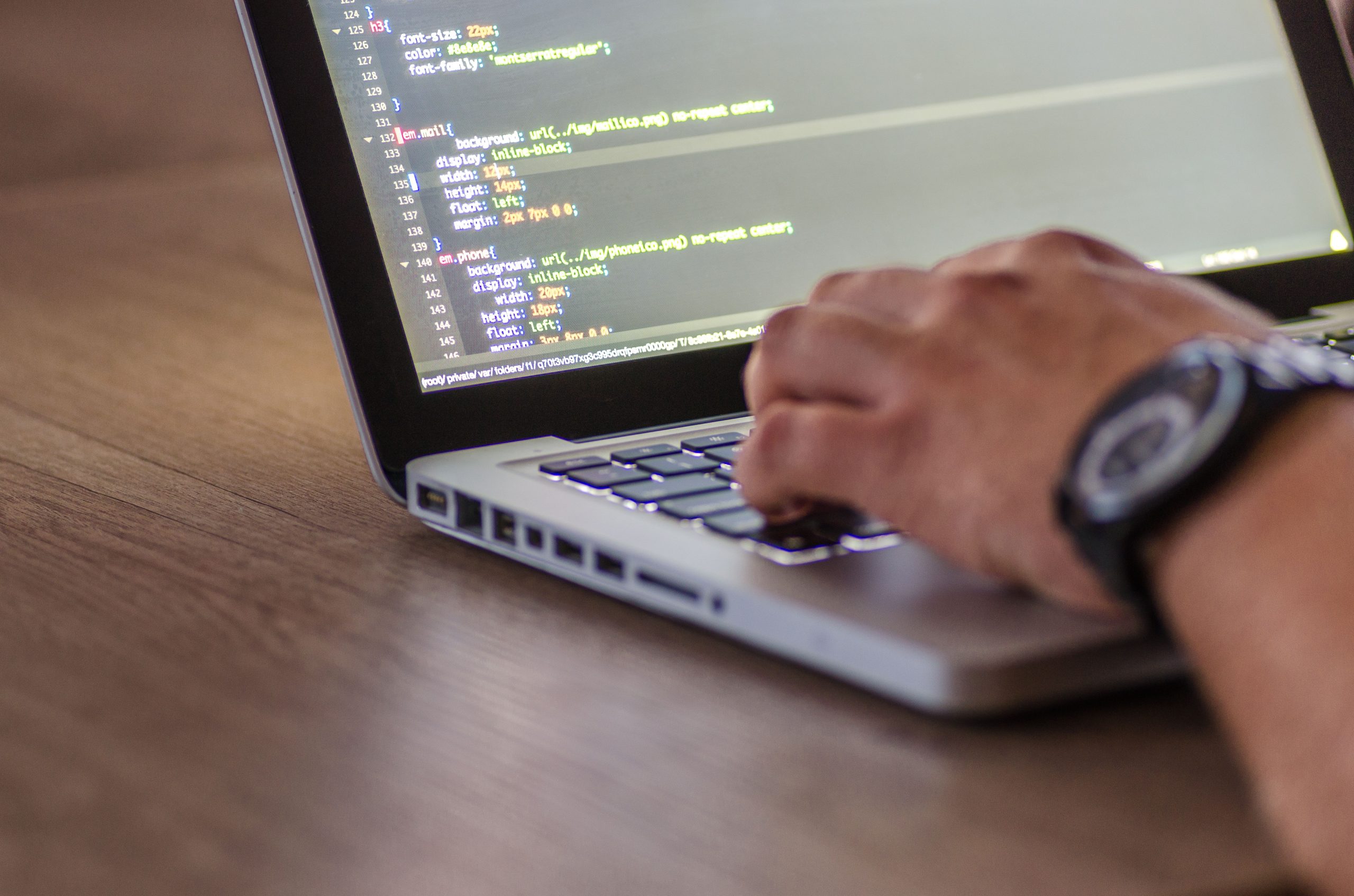 Webmaster Bayonne : pourquoi le local fait la différence